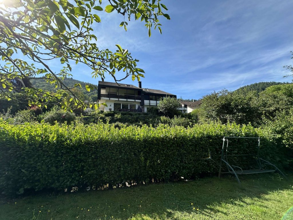 Blick auf Haus von Grünfläche