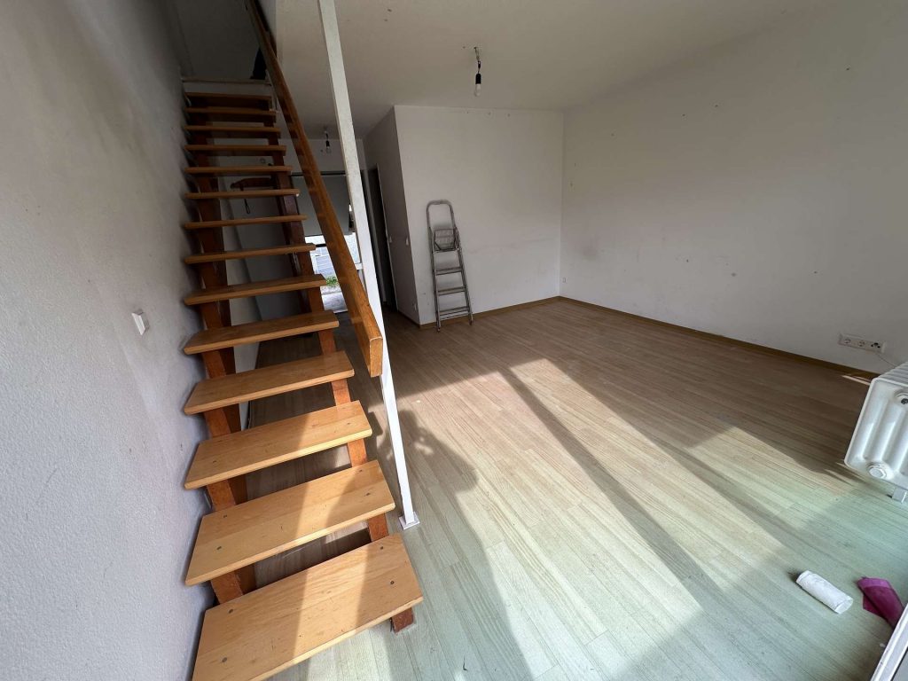 Wohnzimmer mit Treppenaufgang