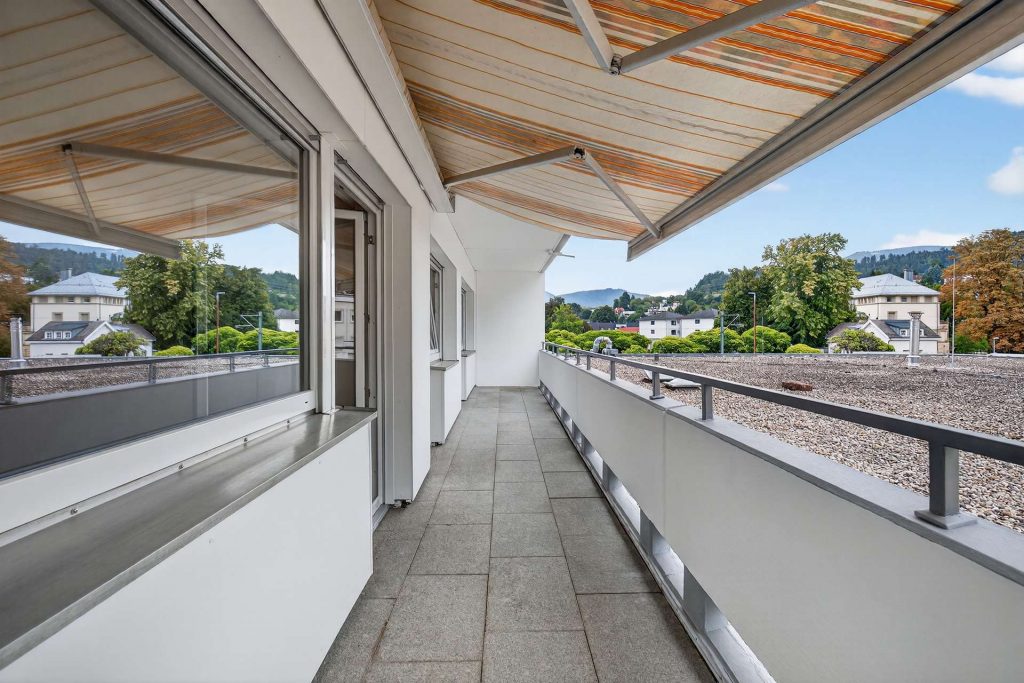 067-02 Balkon mit Markise