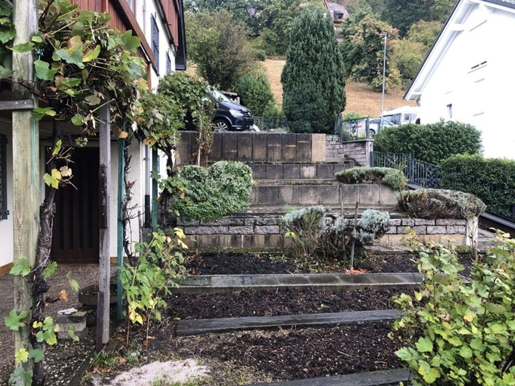 Garten seitlich vom Haus