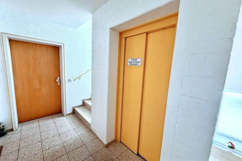 055-06 Treppenhaus mit Aufzug