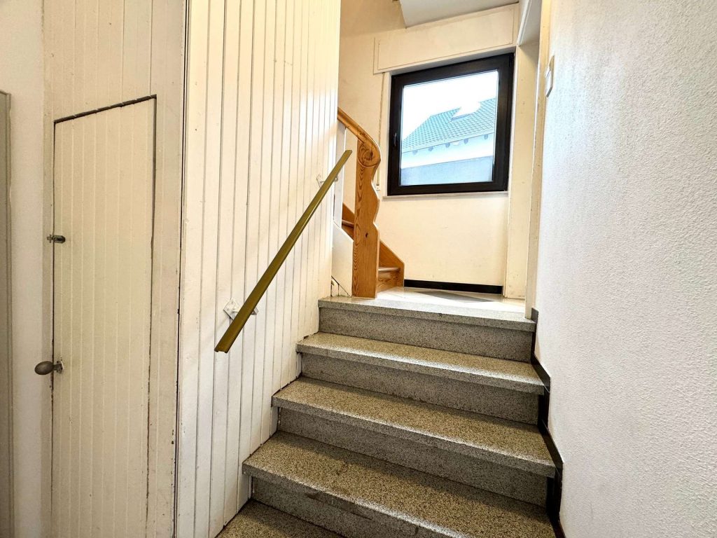 097-4 EG Treppenaufgang III