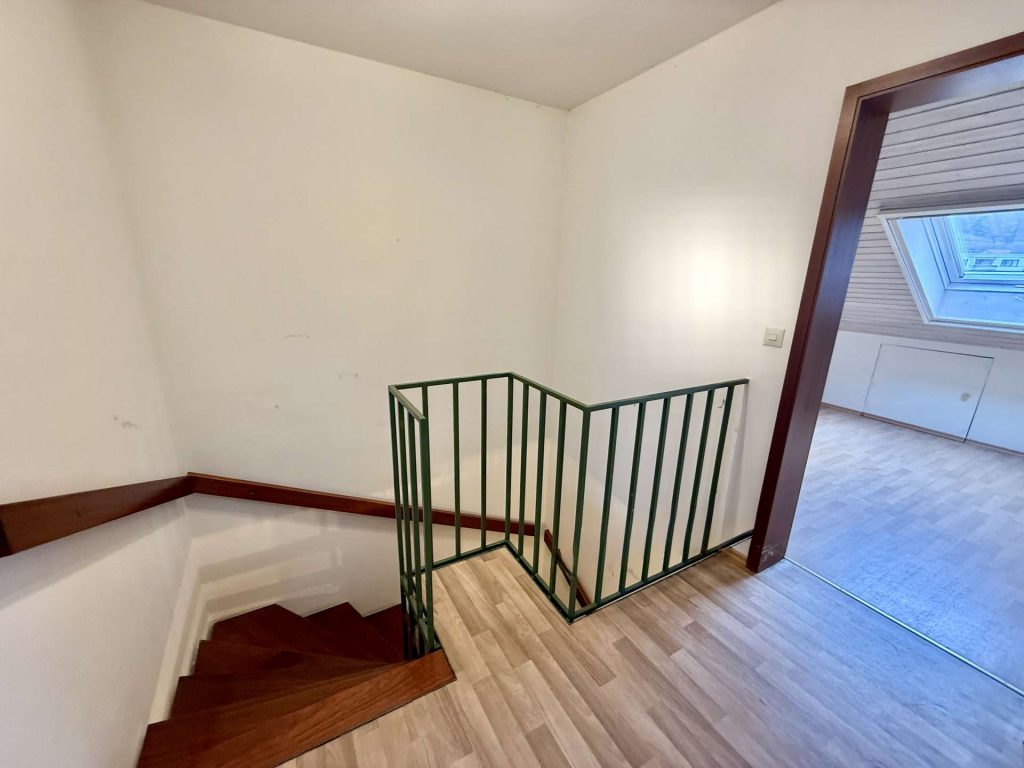 462 DG Flur Treppe