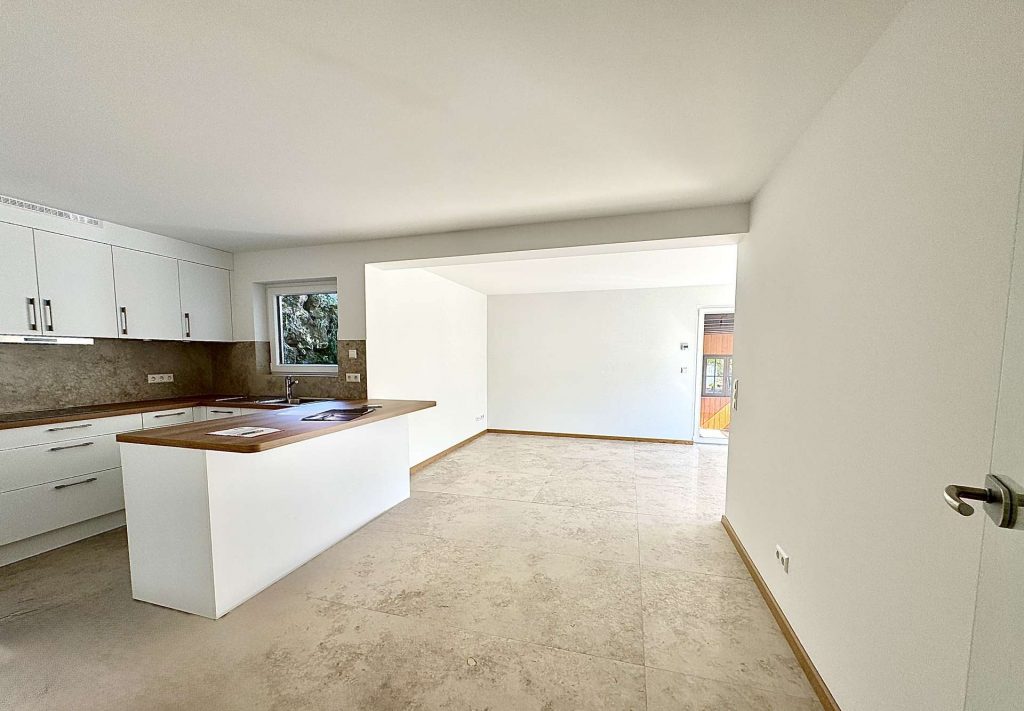 Erstbezug nach Kernsanierung: Moderne 3-Zimmer-Wohnung mit großer Terrasse in Loffenau