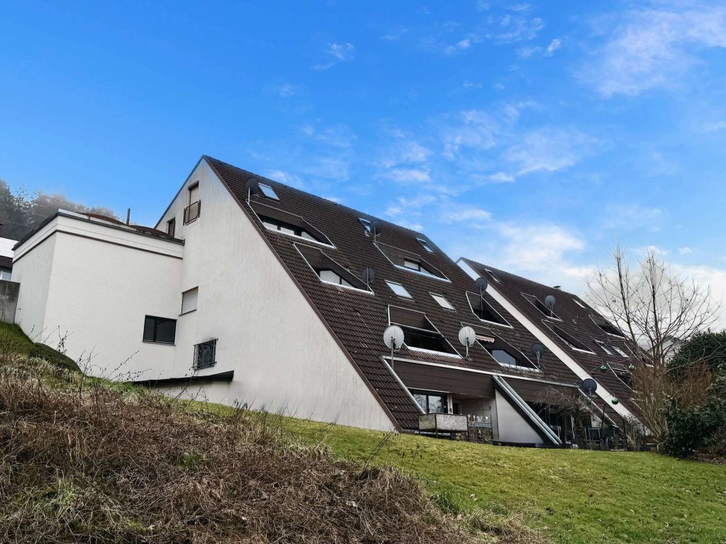 Gemütliche 1,5-Zimmer-Wohnung in Scheuern mit Einbauküche, Stellplatz, Balkon und Schlossblick