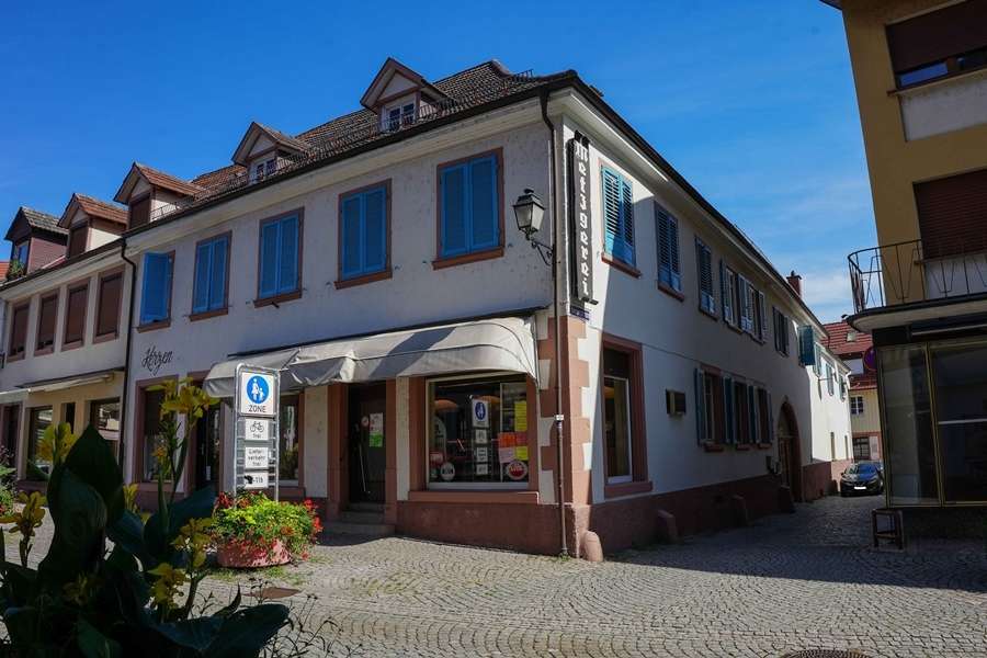 Großzügige 3-Zimmer-Wohnung in zentraler Altstadtlage von Gernsbach mit Einbauküche und hohen Decken