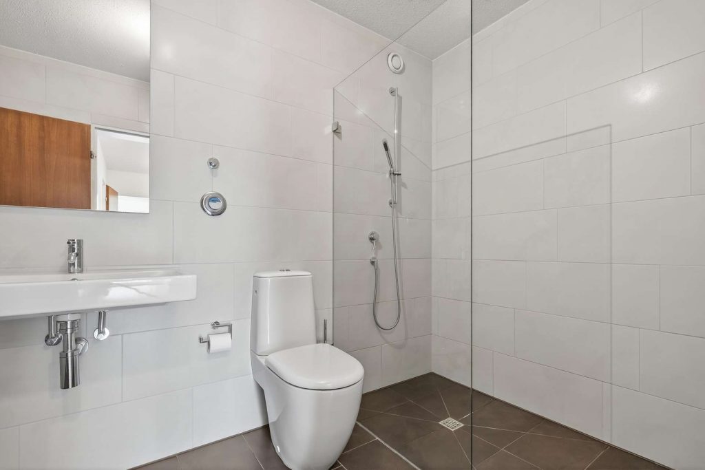 067-02 Badezimmer II