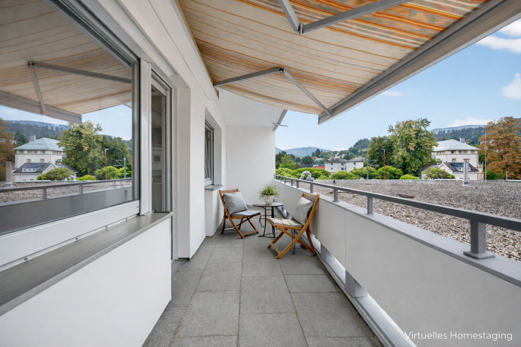 067-02 Balkon mit Markise