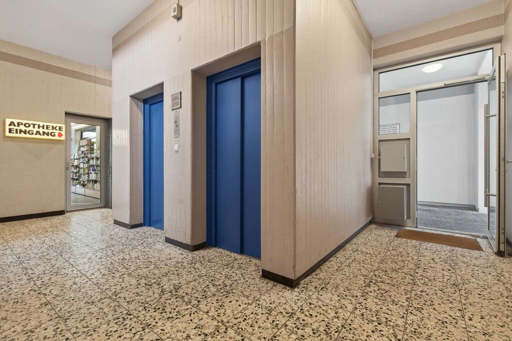 067-02 Treppenhaus mit Aufzüge