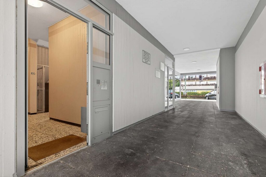 067-02 Eingang Passage