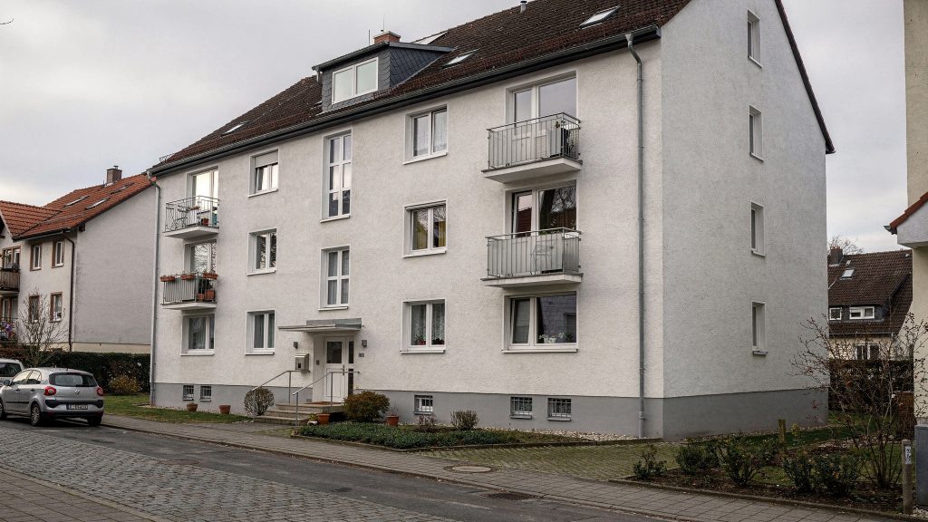 Visualisiert den typischen Immobilientyp (WEG/Mehrfamilienhaus), um den es bei Hausverwaltung und Werterhalt geht.