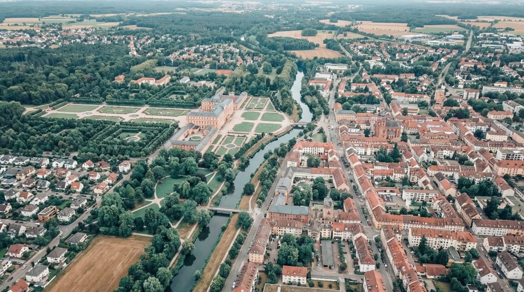 Diese Perspektive bietet einen umfassenden Blick auf Rastatt und vermittelt die lokale Einzigartigkeit des Immobilienmarktes.