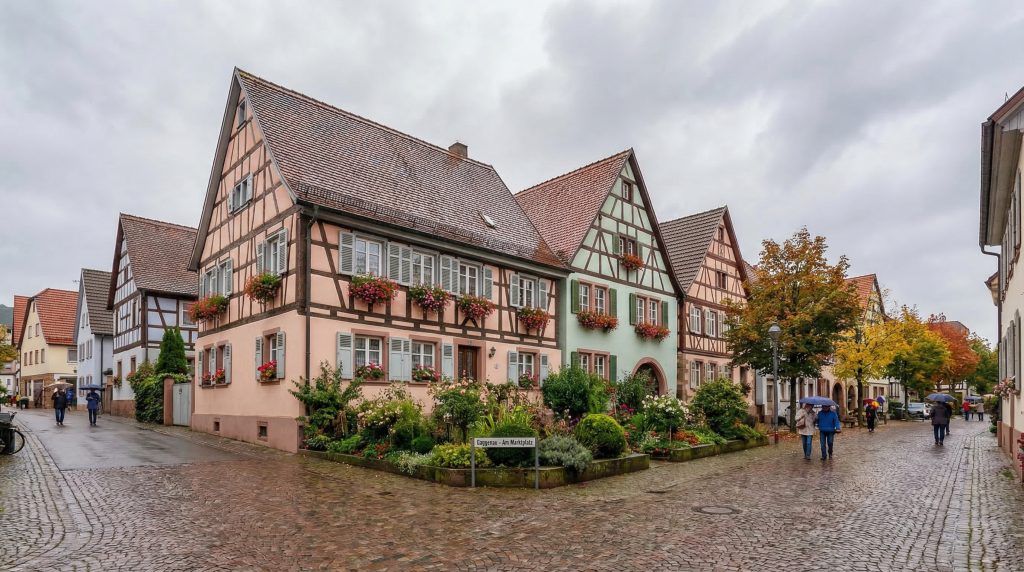 Dieses Bild hebt die Attraktivität und den Charme von Gaggenau als Wohnort hervor und spricht potenzielle Käufer an, die eine solche Umgebung schätzen.