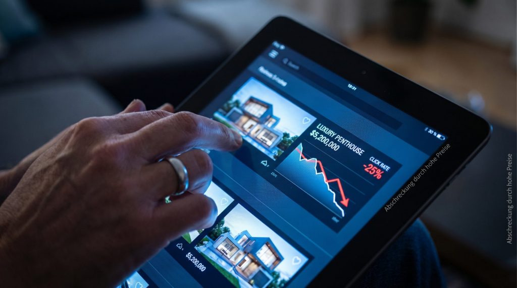 Das Bild spiegelt die digitale Realität und die stille Ablehnung von überteuerten Immobilien wider, emotional betont durch Licht und enge Perspektive.