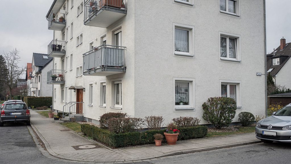 Visualisiert den typischen Immobilienkontext (Eigentumswohnung/Mehrfamilienhaus), für den Verwaltung benötigt wird.