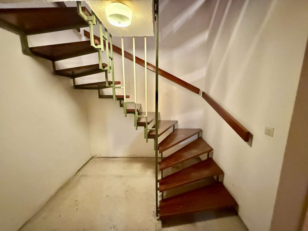 462 KG Flur Treppe