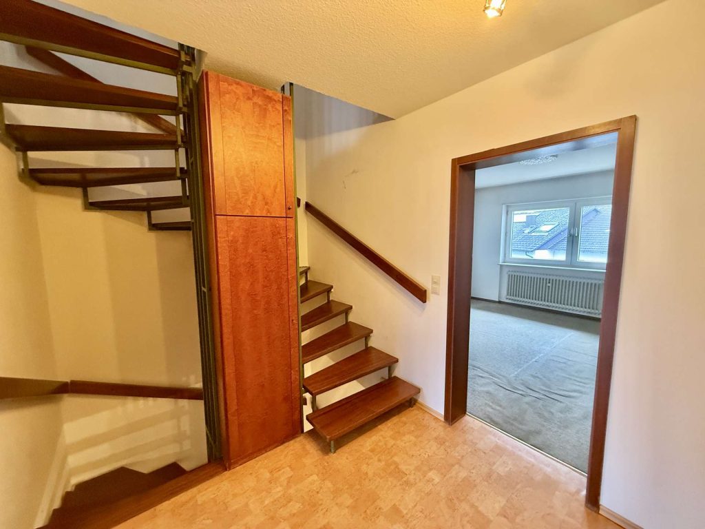 462 OG Flur Treppe