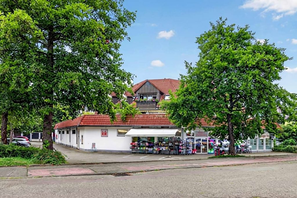 Großflächiges klimatisiertes Ladengeschäft mit 26 Stellplätzen in Kuppenheim zu vermieten