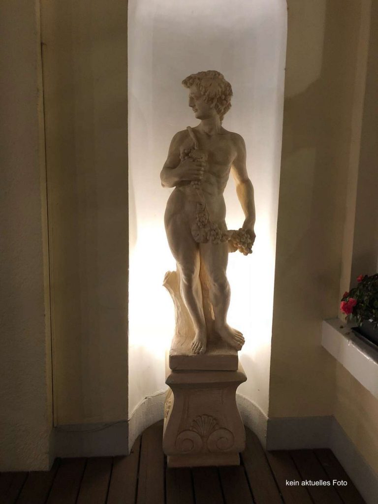 547 Statue