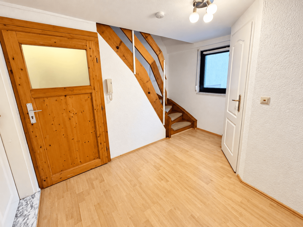 097-2-1 Diele mit Treppe