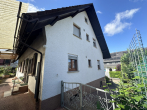 Freistehendes 2-Familienhaus mit großem Grundstück in Loffenau und viel Potenzial - Aussenansicht hintere Einfahrt